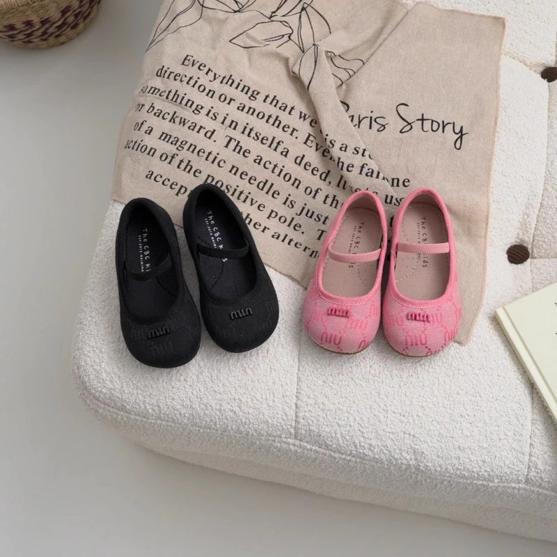 Lựa chọn giày búp bê cho bé gái như thế nào để không bị lỗi mốt và đảm bảo thoải mái?