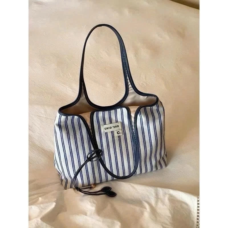 Vì sao túi tote vải kẻ sọc vẫn là lựa chọn số 1 cho chuyến du lịch biển và日常 sử dụng của chị em?