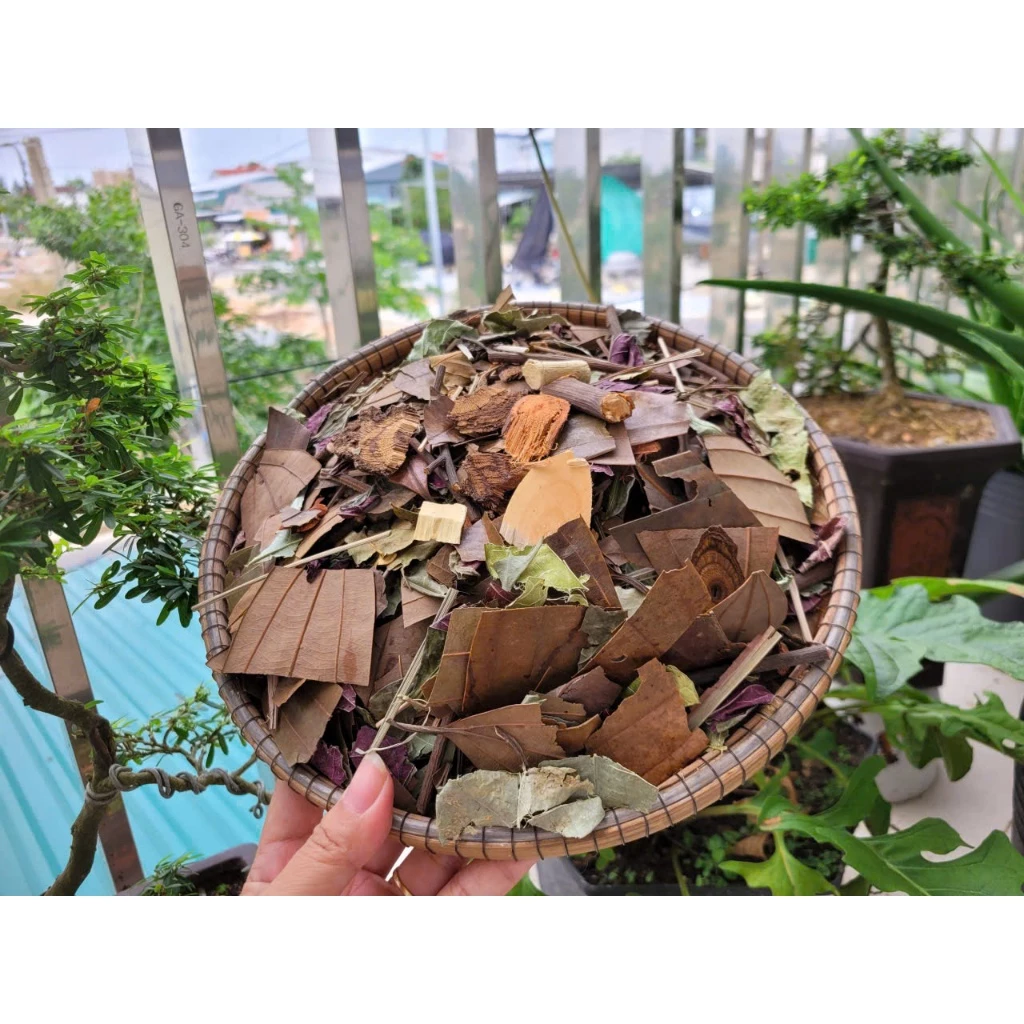 Mẹ sau sinh nên tắm lá gì để mau hết sản dịch và không bị viêm?