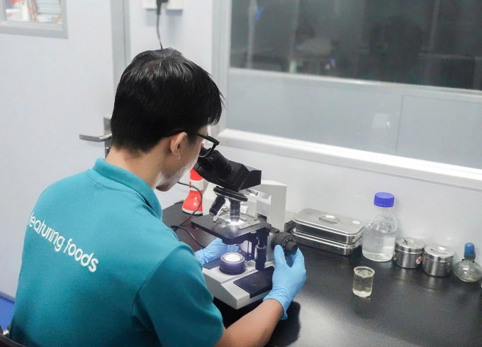 C&ocirc;ng đoạn kiểm tra sức khỏe c&aacute; tra