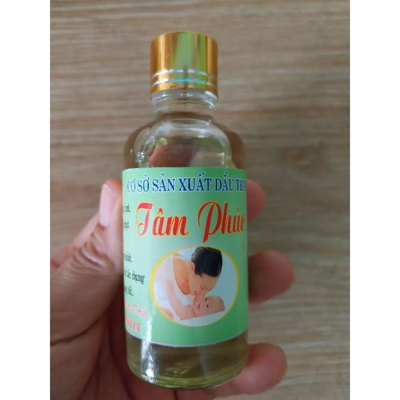 Làm thế nào để chọn dầu tràm Huế tốt cho bé? Những sai lầm thường gặp của phụ huynh khi sử dụng dầu tràm cho con