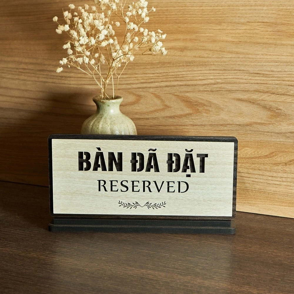 Làm thế nào để chọn bảng gỗ trang trí bàn tiệc phù hợp mà không làm rối mắt khách mời?