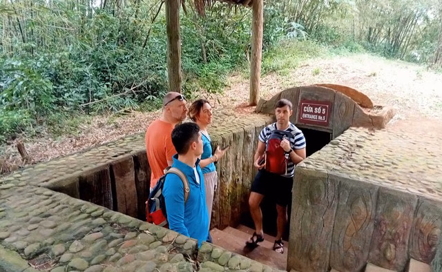 Du khách thăm địa đạo Vịnh Mốc Du khách thăm địa đạo Vịnh Mốc