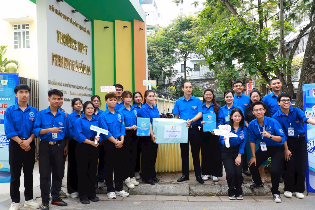 Thăm và tặng quà đội hình tình nguyện Phó Bí thư Thành đoàn Hà Nội thăm điểm thi