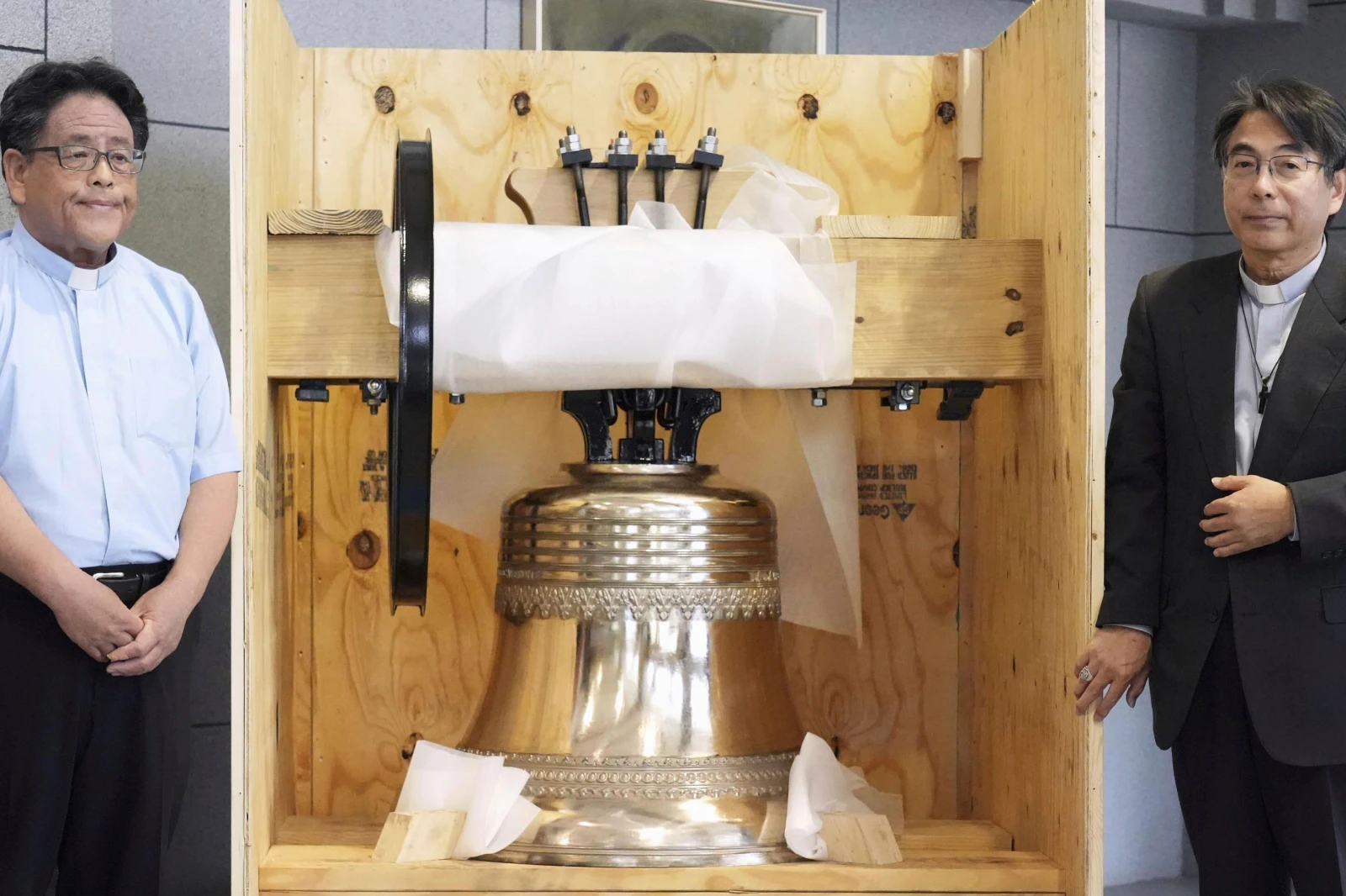 Cách vệ sinh thiết bị điện tử đúng để không bị hư hỏng Nagasaki cathedral blesses a bell that replaces one destroyed by the US atomic bomb