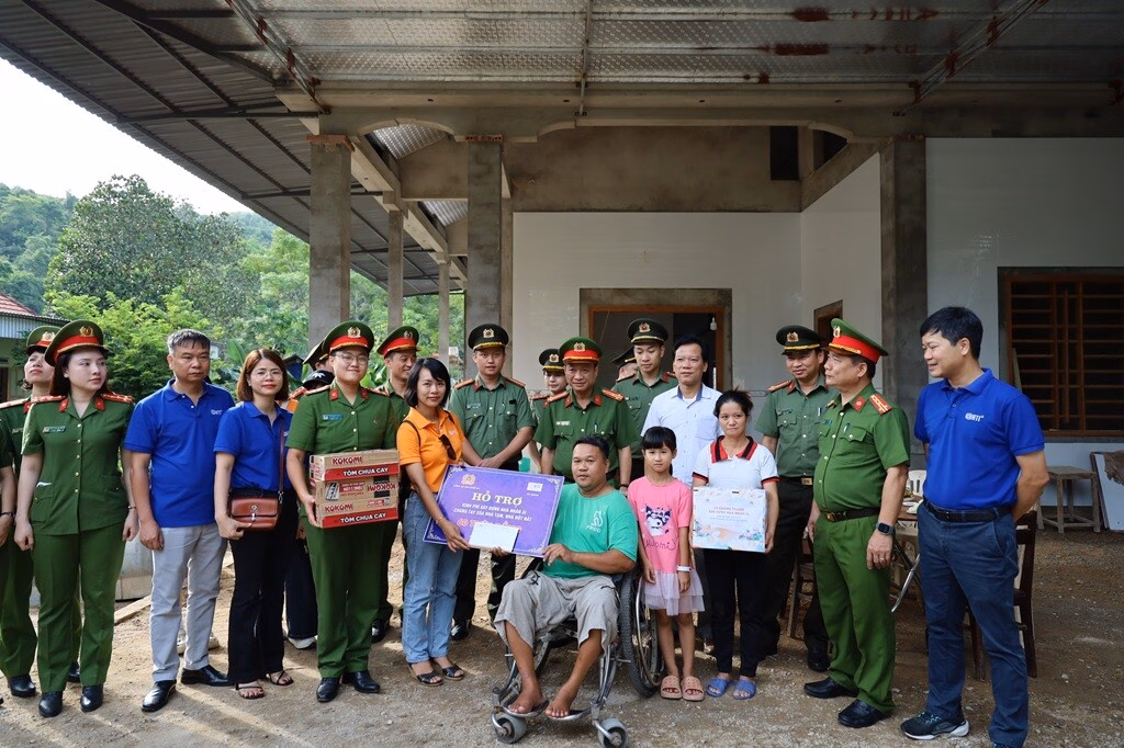 Công an Hà Nội và Nghệ An tặng nhà, giúp 3 gia đình khó khăn ở Nghệ An Đoàn thăm, tặng các suất quà gồm quần áo, đồ dùng học tập và tiền mặt đến 30 học sinh có hoàn cảnh khó khăn tại Trường tiểu học Châu Phong (xã Hùng Chân, tỉnh Nghệ An)