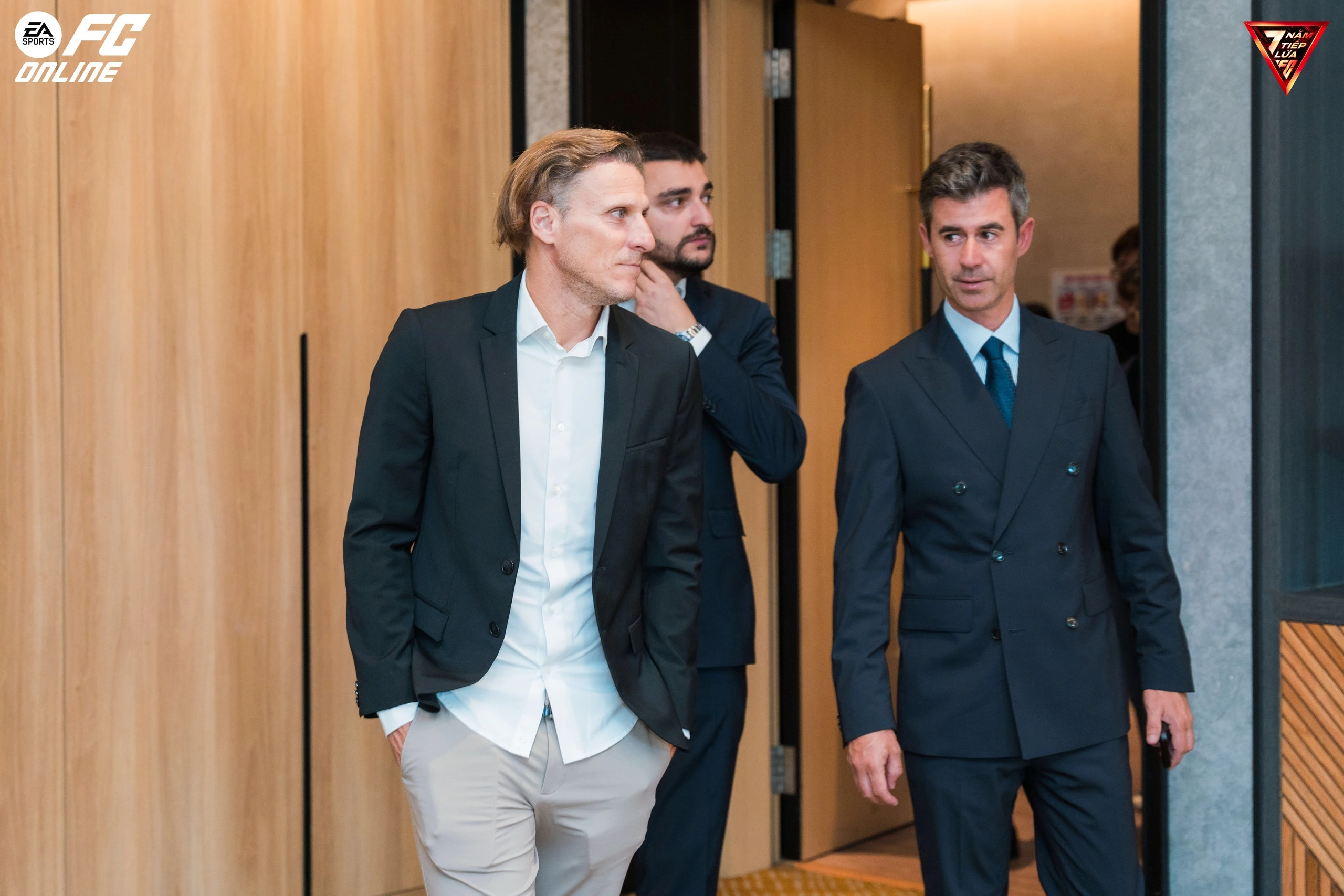 Cựu ngôi sao Manchester United: Bí quyết thành công là luôn nỗ lực hết mình Diego Forlan (bìa trái) xuất hiện bảnh bao
