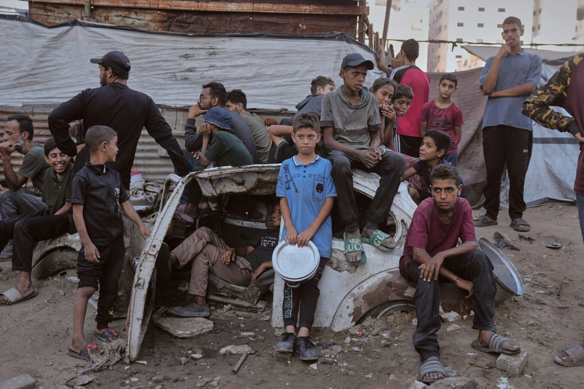 Dải Gaza đối mặt nạn đói trầm trọng, nhiều người tử vong do suy dinh dưỡng Đồ cứu trợ khan hiếm còn làm dấy lên nạn băng đảng, cướp vũ trang. "Do lệnh phong tỏa của Israel, thực phẩm, đồ viện trợ trở thành mặt hàng có giá trị nhất ở Gaza", một nhân viên cứu trợ nói, lưu ý một bao bột mì 25 kg có thể được bán với giá lên tới 500 USD.