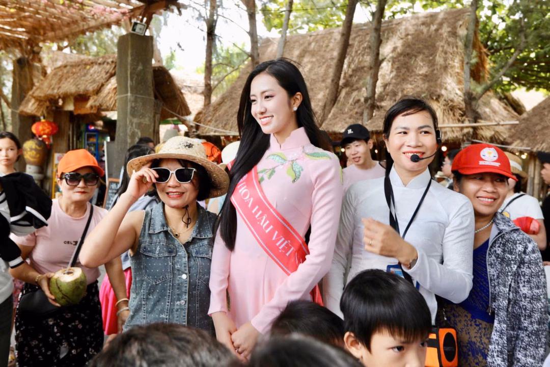 Hoa hậu Hà Trúc Linh khoe dáng bên Ghành Đá Đĩa, Tháp Nghinh Phong