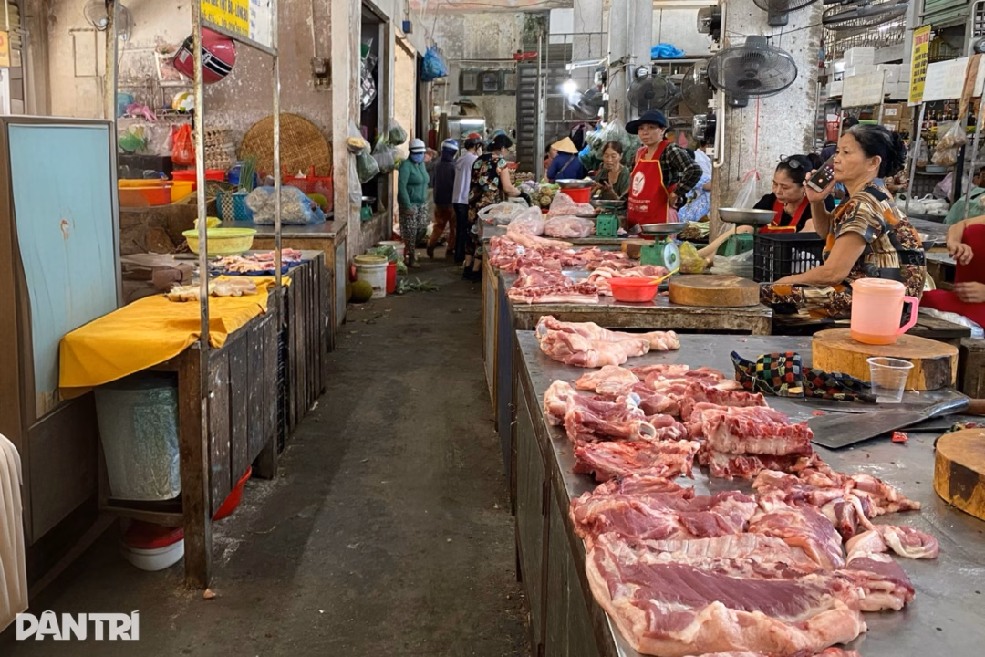 Huế tăng cường phòng chống dịch liên cầu lợn sau loạt ca nhiễm và tử vong Sức tiêu thụ thịt lợn tại các chợ lớn ở Huế giảm mạnh những ngày qua (Ảnh: Gia Hoàng).