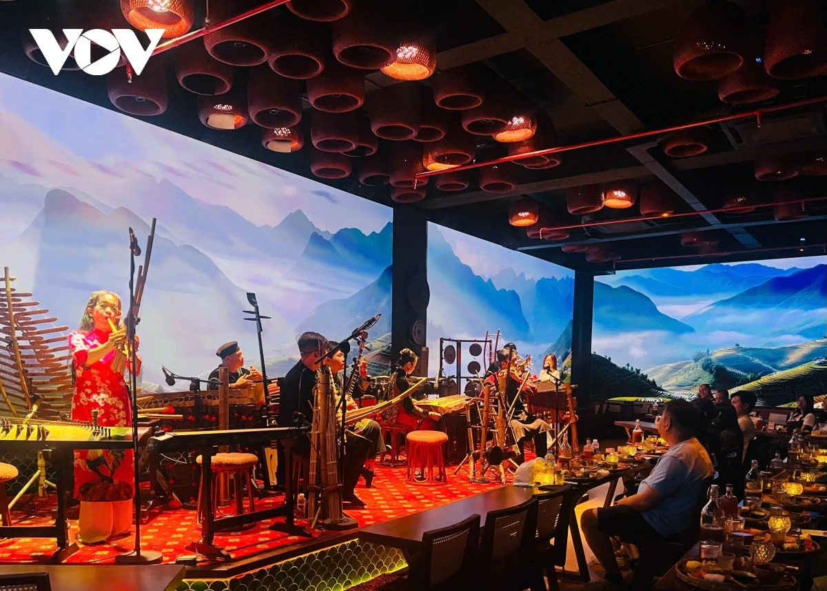 TP HCM muốn có du lịch đêm như Hà Nội, đề xuất thêm show diễn lịch sử Về đêm, tại TP.HCM có nhiều không gian văn hóa ẩm thực, dịch vụ ăn uống và các hoạt động biểu diễn nghệ thuật thu hút du khách. (Ảnh: H.T)
