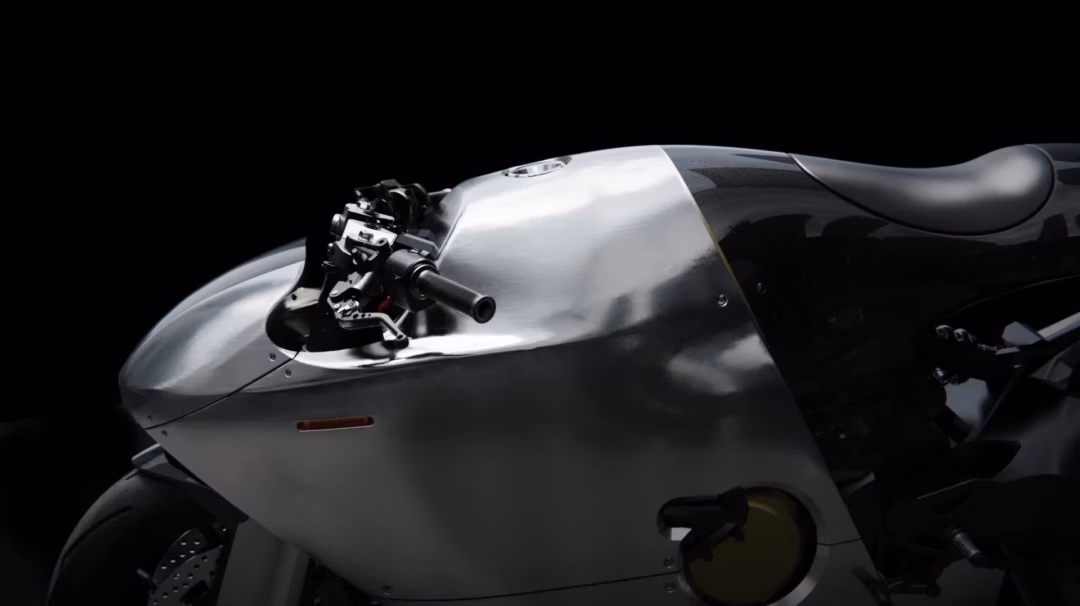 Bandit9 hé màn bản độ Ducati 821 giới hạn 9 chiếc thế giới Hệ thống phanh được đảm nhiệm bởi kẹp phanh Brembo monobloc kép 320 mm ở phía trước và đĩa phanh Brembo 245 mm ở phía sau, cả hai đều được trang bị hệ thống chống bó cứng phanh ABS để đảm bảo an toàn. Xe sử dụng lốp trước 120/70 x 17 và lốp sau 180/55 x 17, đây là kích thước tiêu chuẩn cho xe thể thao hiệu suất cao.