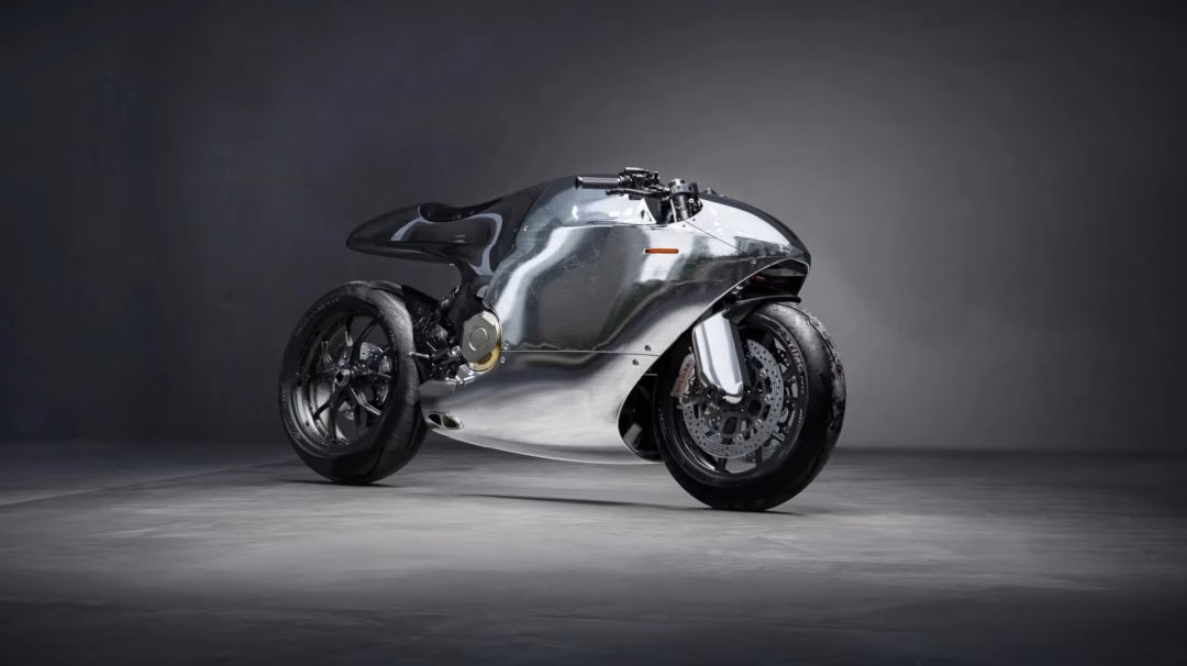 Bandit9 hé màn bản độ Ducati 821 giới hạn 9 chiếc thế giới Khung xe bao gồm khung lưới mắt cáo bằng thép tùy chỉnh với các chi tiết nhôm đúc, giúp cải thiện độ cứng và khả năng phản hồi của kết cấu, trong khi hệ thống treo trước được trang bị phuộc Sachs 43 mm không thể điều chỉnh. Ở phía sau, xe được trang bị giảm xóc đơn Sachs với khả năng điều chỉnh tải trọng và độ nảy.