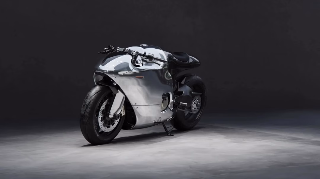 Bandit9 hé màn bản độ Ducati 821 giới hạn 9 chiếc thế giới Ducati 821 Bandit9 sở hữu hệ thống đèn LED bóng bẩy, gắp đơn một bên, nắp bình xăng cũng được gia công từ nhôm, cùng một loạt các chi tiết được đánh bóng và hoàn thiện thủ công như ốp phuộc và ốc vít.