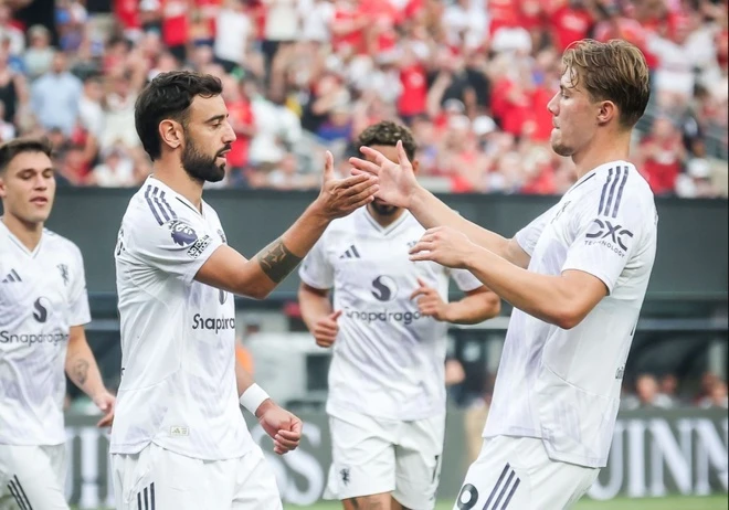 Bruno Fernandes ghi 2 bàn trong chiến thắng 2-1 của MU trước West Ham trong tour du đấu Mỹ sáng 27/7.