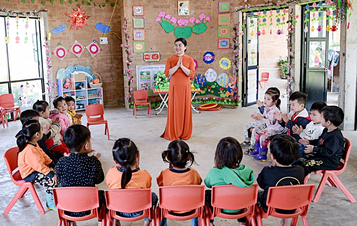 Đề xuất chính sách mới: Giáo viên được hưởng phụ cấp và lương đặc thù Cô và trò điểm trường Lùng Vài, xã Vị Xuyên, Hà Giang (cũ, nay là tỉnh Tuyên Quang) - Ảnh: NAM TRẦN
