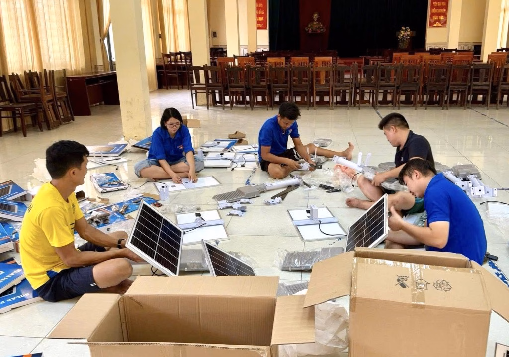 Hà Nội: Thắp sáng đường quê bằng đèn năng lượng mặt trời Các bạn trẻ tự tay