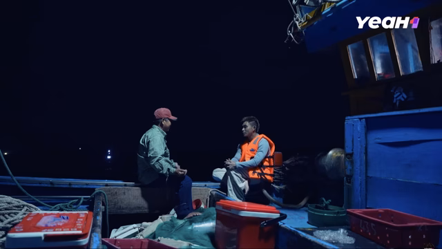 Chú Sơn trải lòng cùng Jun Phạm giữa lúc câu cá - Ảnh: CHỤP MÀN HÌNH