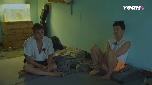Jun Phạm và Duy Khánh thẫn thờ khi thấy cơn mưa lớn trút xuống - Ảnh: CHỤP MÀN HÌNH