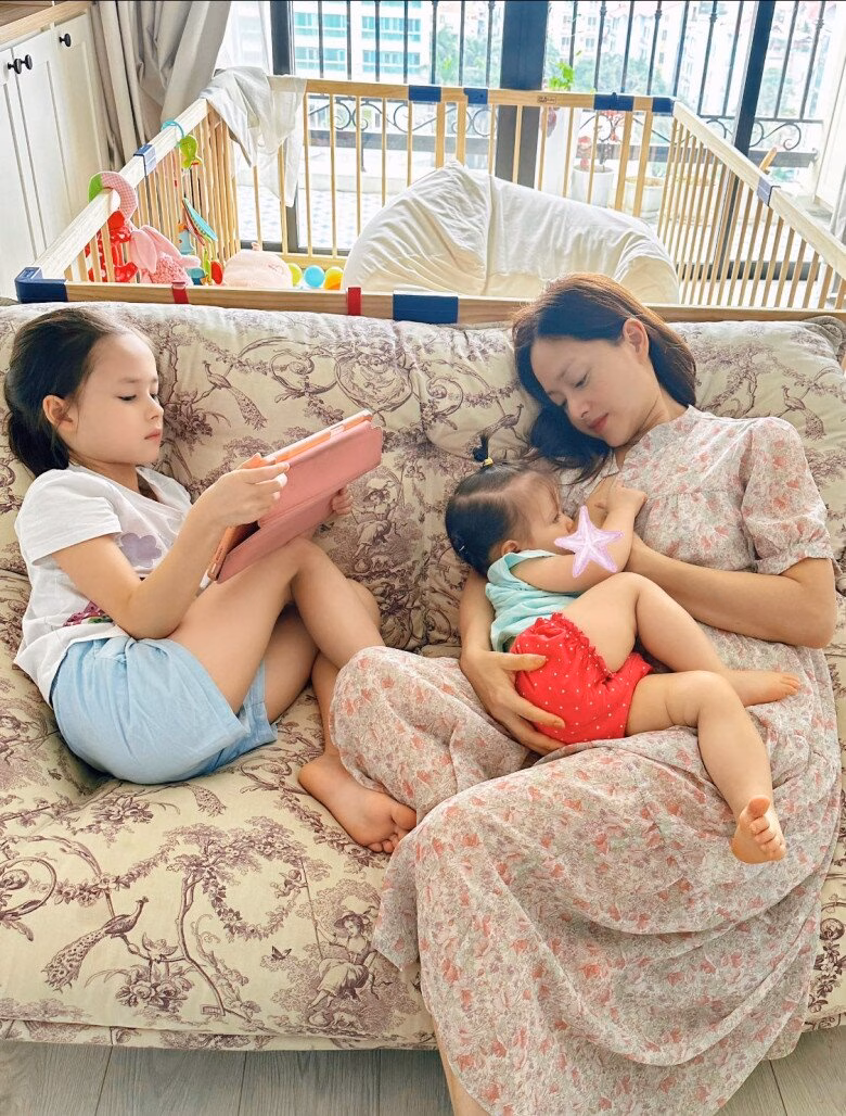 Lan Phương tiết lộ cảm xúc sau khi ly hôn, hé mở vai diễn mới Người hâm mộ bày tỏ sự ủng hộ trước quyết định của nữ diễn viên, mong cô hạnh phúc trên hành trình tìm lại chính mình sau những đổ vỡ trong hôn nhân.