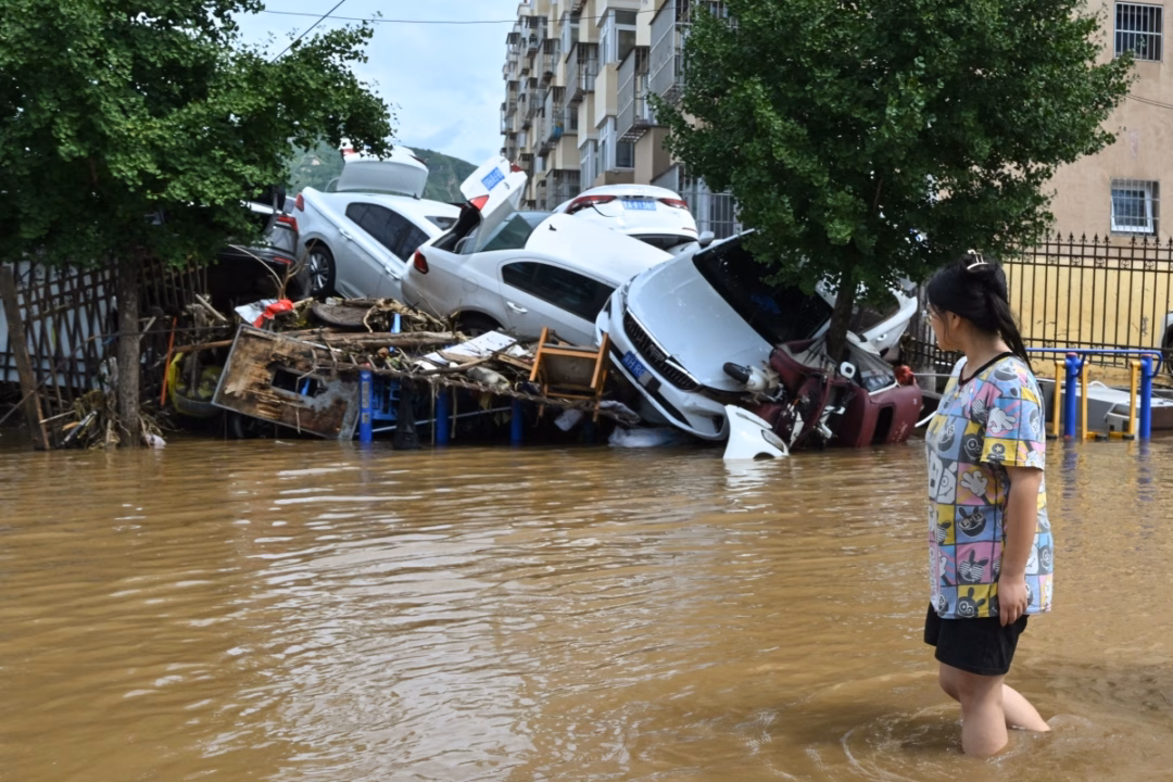 Lũ lụt tại Bắc Kinh: 30 người chết, hơn 80.000 người sơ tán Ở những nơi khác trong làng, người dân lội nước đi qua những chiếc ôtô hỏng nát chất thành đống cao hàng mét. Zhao, một phụ nữ địa phương, cho biết nhà bị ngập vào sáng sớm 28/7.