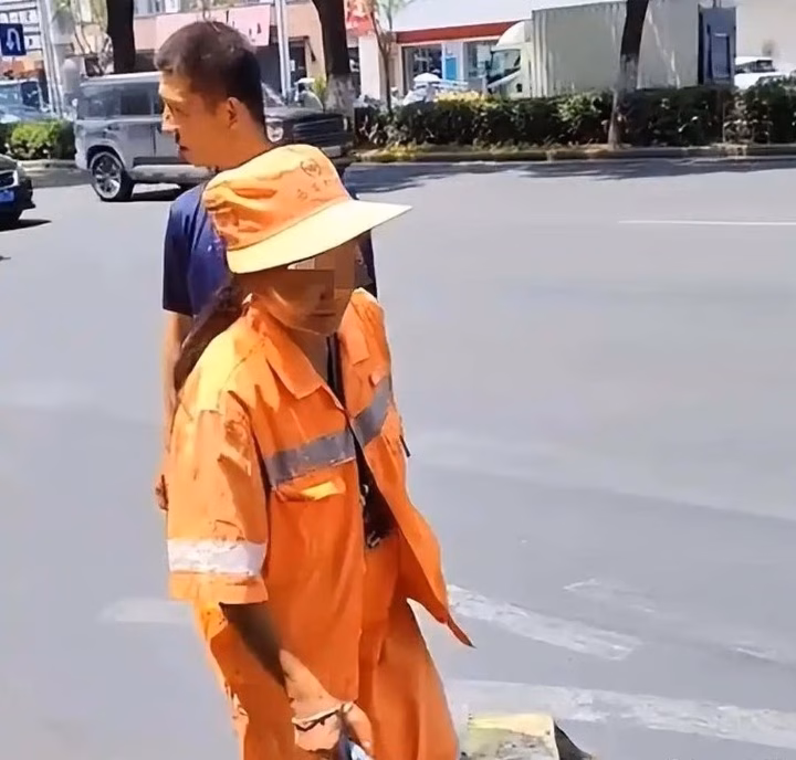 Mẹ con lao công “gây bão” mạng xã hội Trung Quốc vì nhặt rác giữa nắng gắt Người mẹ phải đưa con trai đi làm vì không đủ khả năng chi trả cho dịch vụ chăm sóc, và sợi dây giúp giữ an toàn cho con trai. (Ảnh: Baidu)