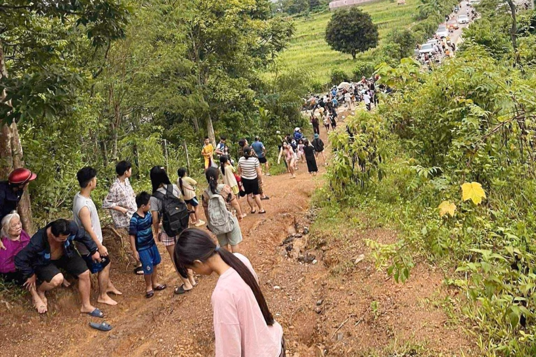 Người dân khu vực hạ du thủy điện Bản Vẽ, thủy điện Bản Ang tháo chạy lên núi khi có tin đồn vỡ đập chiều tối 27/7 (Ảnh: D. Quân).