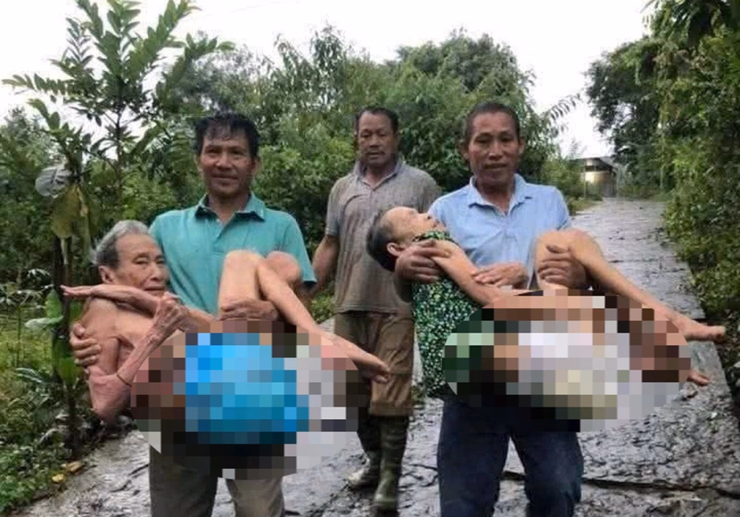 Người dân xã Tam Thái dọn bùn đất sau lũ (Ảnh: D. Khánh).