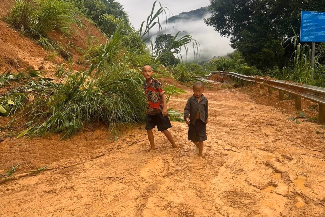 Mưa lũ tại Sơn La cuốn trôi 4 người, nguy cơ sạt lở hàng loạt xã Lũ đổ về xã Chiềng Sơ trong đêm (Ảnh: Tin tức Sơn La).