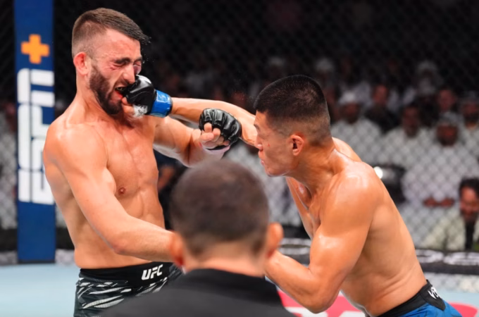 Steven Nguyen ra đòn trúng mặt võ sĩ UAE Mohammed Yahya bằng knock-out kỹ thuật tại sự kiện UFC Fight Night ở UAE tối 26/7/2025. Ảnh: