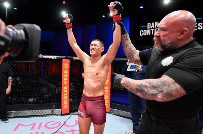 Steven Nguyen mừng chiến thắng trước Theo Rlayang tại Dana White Conterder Series ngày 22/9/2021.