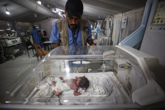 Người dân Gaza đối mặt nạn đói trầm trọng do phong tỏa và gián đoạn viện trợ Khu vực chăm sóc trẻ sơ sinh của tổ chức Đoàn Y tế Quốc tế (IMC) tại Deir Al-Balah, miền nam Dải Gaza, vào tháng 7/2024. Ảnh: AFP