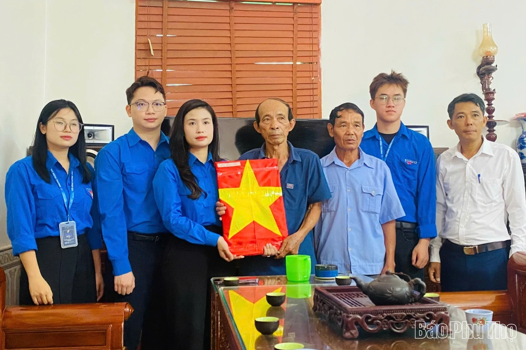 Phú Thọ: Người trẻ phục chế ảnh liệt sĩ, tình cảm gia đình đẫm nước mắt Tỉnh đoàn Phú Thọ và CLB Sinh viên đồng hương Phú Thọ Đại học Ngoại thương tổ chức trao tặng các bức chân dung liệt sĩ đã được phục dựng.