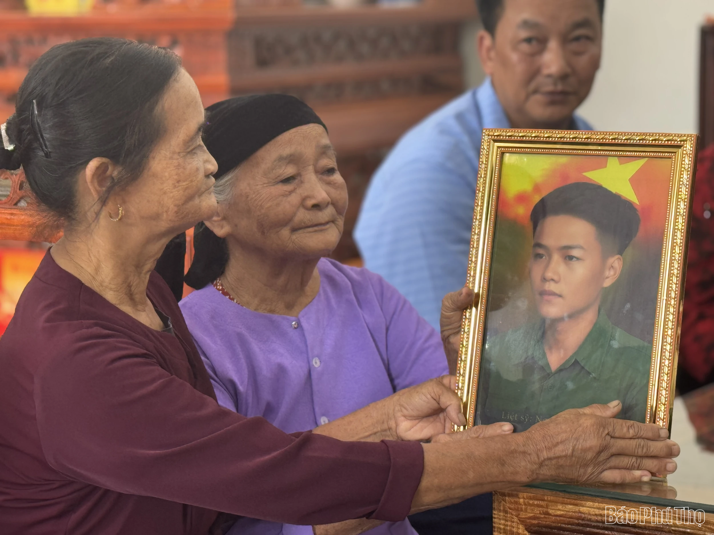 Phú Thọ: Người trẻ phục chế ảnh liệt sĩ, tình cảm gia đình đẫm nước mắt Gia đình liệt sĩ Nguyễn Văn Chước, xã Hải Lựu đón nhận bức chân dung đã được Đoàn thanh niên xã phục dựng.