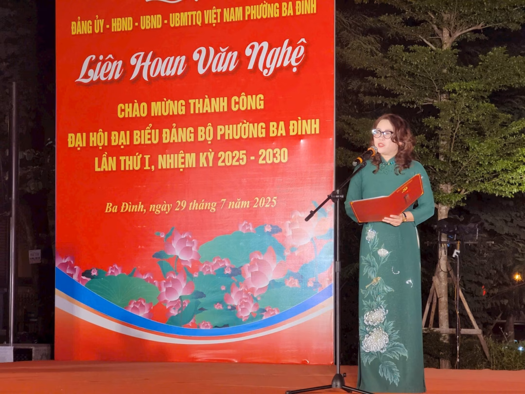 Phường Ba Đình tổ chức liên hoan văn nghệ mừng Đại hội Đảng bộ nhiệm kỳ mới Tiết mục tốp ca nữ "Đảng đã cho ta một mùa xuân" tại liên hoan văn nghệ. Ảnh: MH