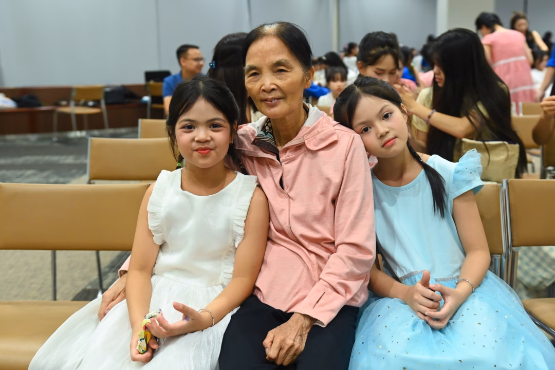 Bà Lê Thị Hoàn (60 tuổi) chia sẻ: "Bố mẹ cháu phải đi làm để lo cho các cháu, nên hôm nay tôi đồng hành cùng các cháu tới đây, với mong muốn nhìn thấy cháu tỏa sáng trên sân khấu. Lần đầu tiên thấy các cháu được trang điểm đẹp, mặc váy xinh và vui vẻ đến vậy"