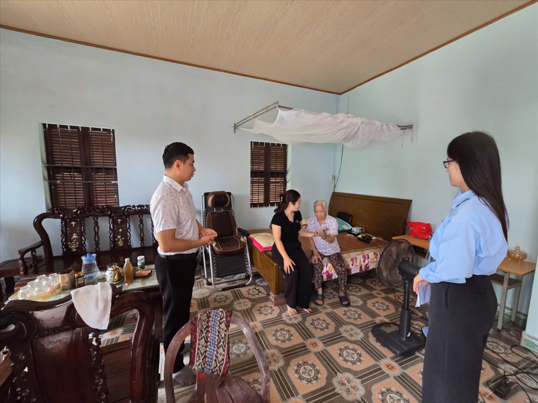 Quảng Ninh tặng nhà vững chãi cho người có công trước mùa mưa bão Cán bộ phường Việt Hưng thường xuyên thăm hỏi, động viên các gia đình chính sách