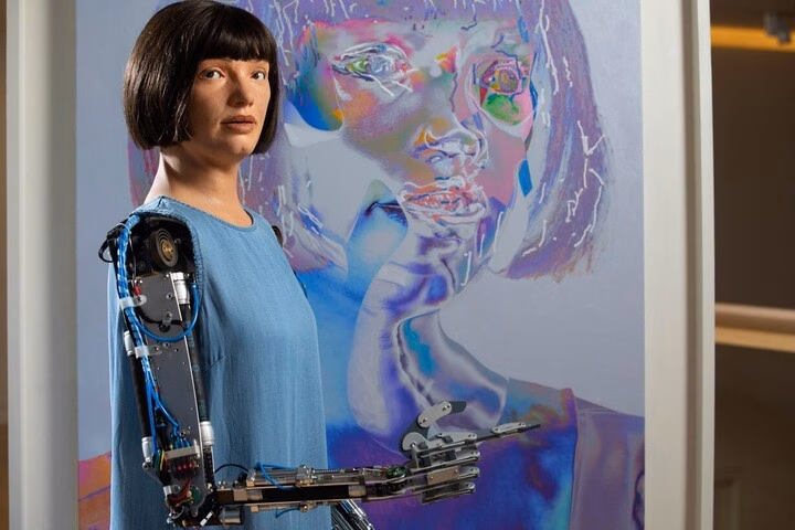 Ai-Da Robot đầu tiên trên thế giới vẽ những bức tranh thật. (Nguồn: Artreview)