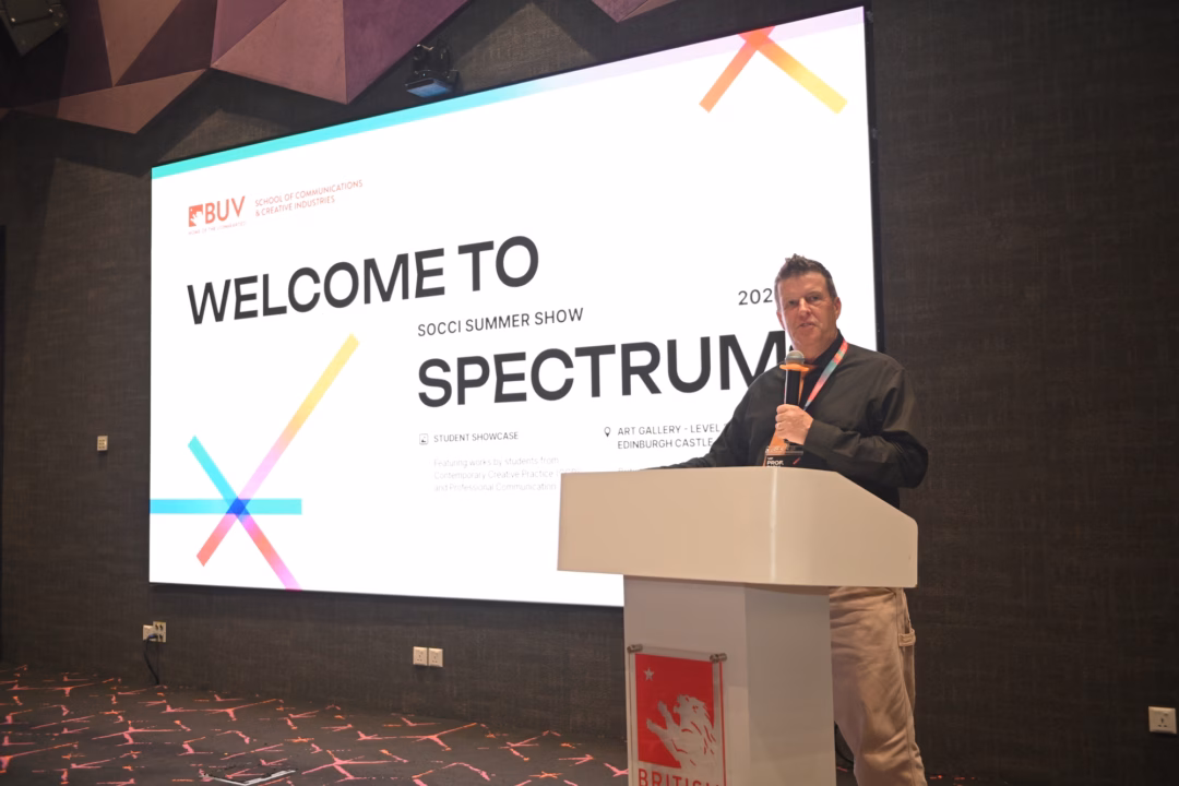 Sinh viên BUV trưng bày 80 dự án sáng tạo trong triển lãm SPECTRUM GS. Rick Bennett, Phó Hiệu trưởng kiêm Phó Chủ tịch Trường đại học Anh Quốc Việt Nam