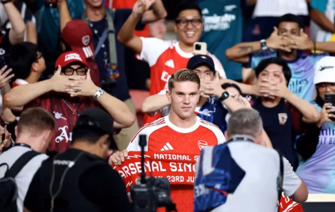 Nhiều CĐV tại Singapore bắt chước màn ăn mừng bàn thắng theo kiểu "mặt nạ" của Viktor Gyokeres. Ảnh: