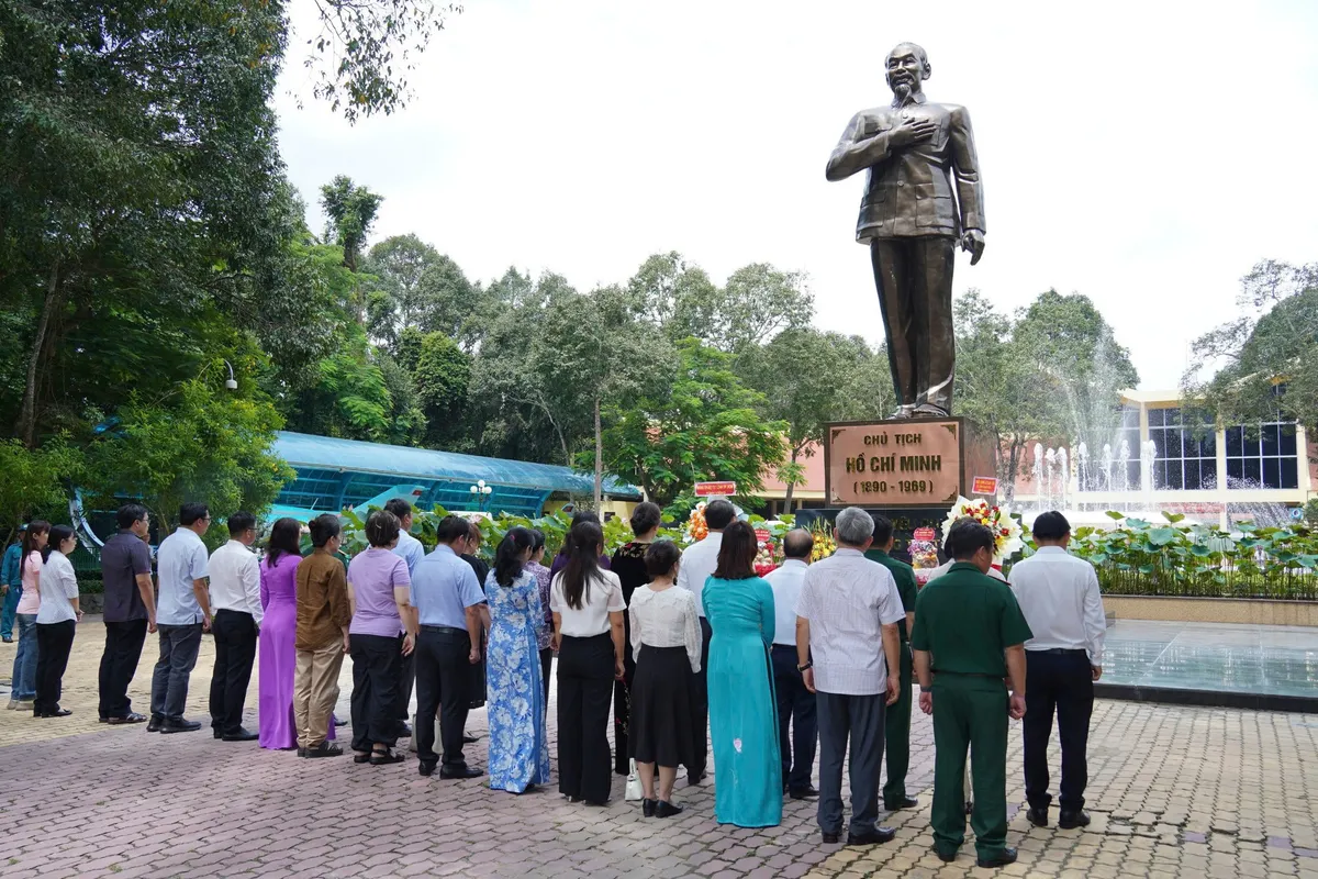 Tượng Bác Hồ bằng đồng được đặt trang trọng ở vị trí trung tâm