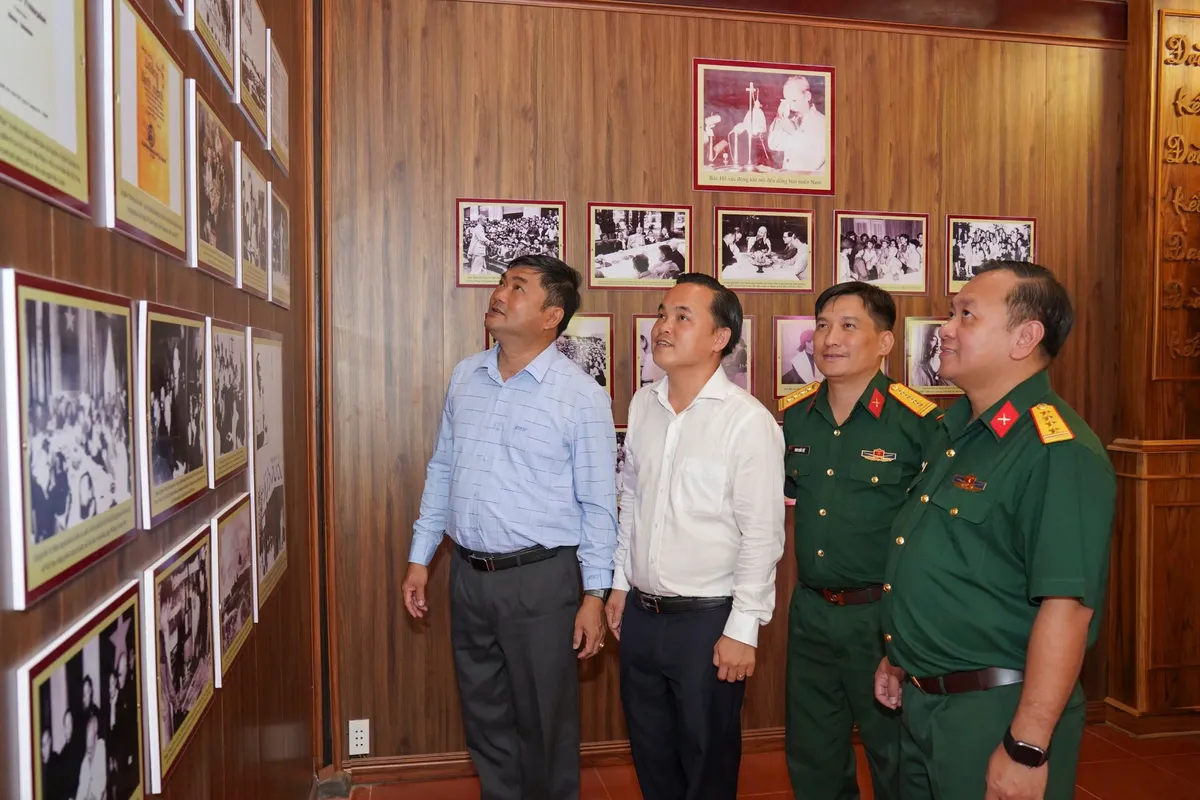 Các đại biểu dâng hương tưởng niệm và thăm phòng trưng bày trong Không gian văn hóa Hồ Chí Minh