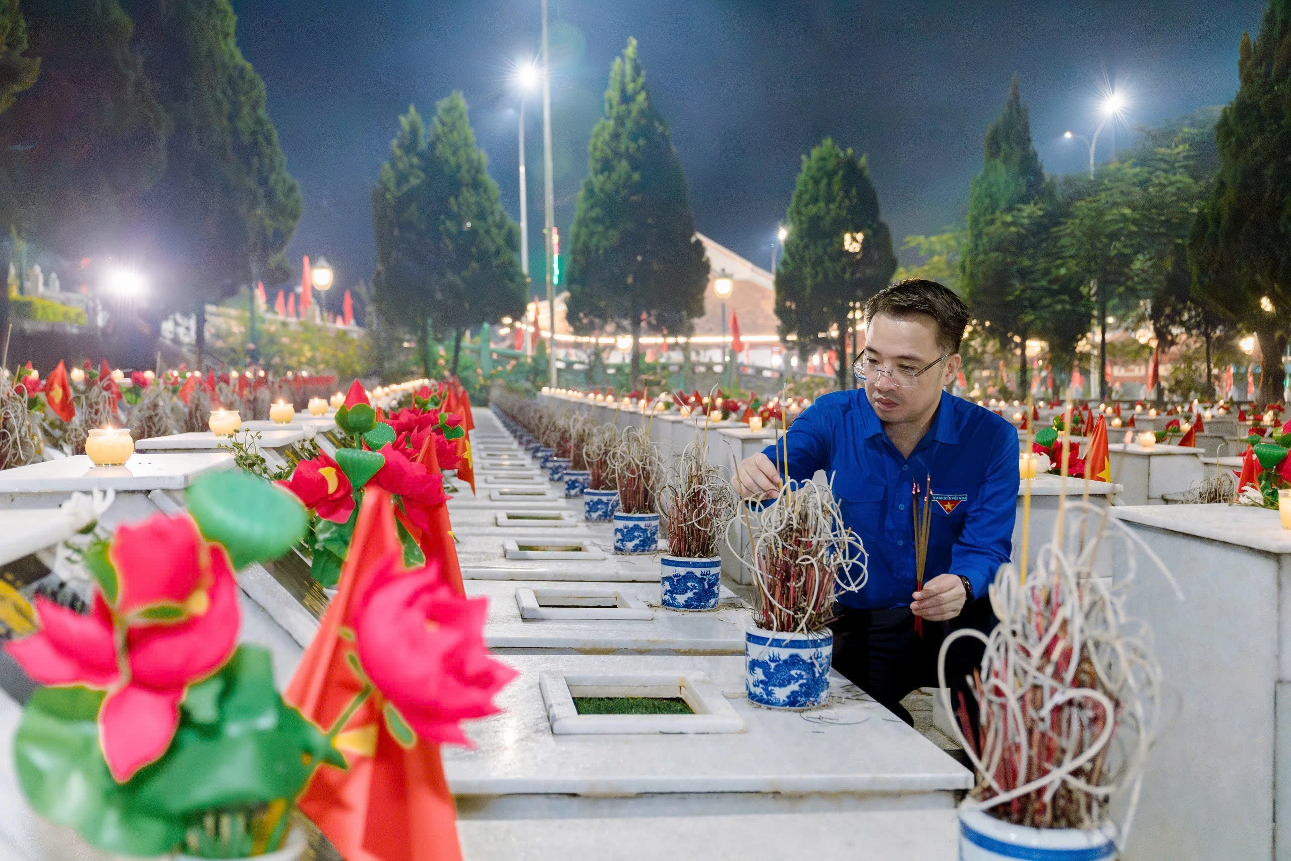 Tuổi trẻ Công an nhân dân tri ân các anh hùng liệt sĩ tại Tuyên Quang Anh Nguyễn Tường Lâm thắp hương tại các phần mộ liệt sĩ