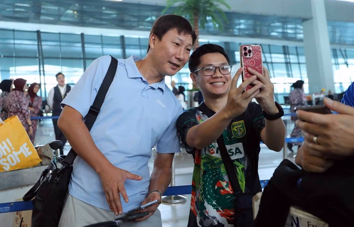 U23 Việt Nam về nước sau khi vô địch, được người dân Indonesia cổ vũ tại sân bay HLV Kim Sang Sik vui vẻ chụp hình với người hâm mộ Indonesia tại sân bay Jakarta - Ảnh: ANH KHOA