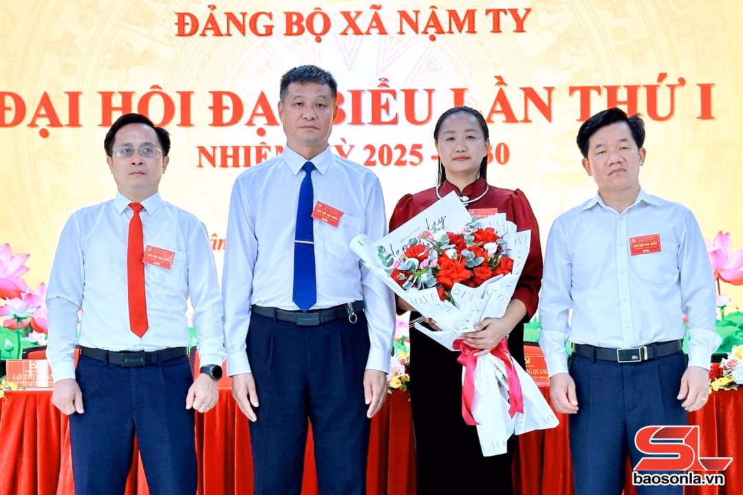 Đoàn đại biểu Đảng bộ xã Nậm Ty dự Đại hội Đảng bộ tỉnh lần thứ XVI, nhiệm kỳ 2025-2030 ra mắt đại hội.
