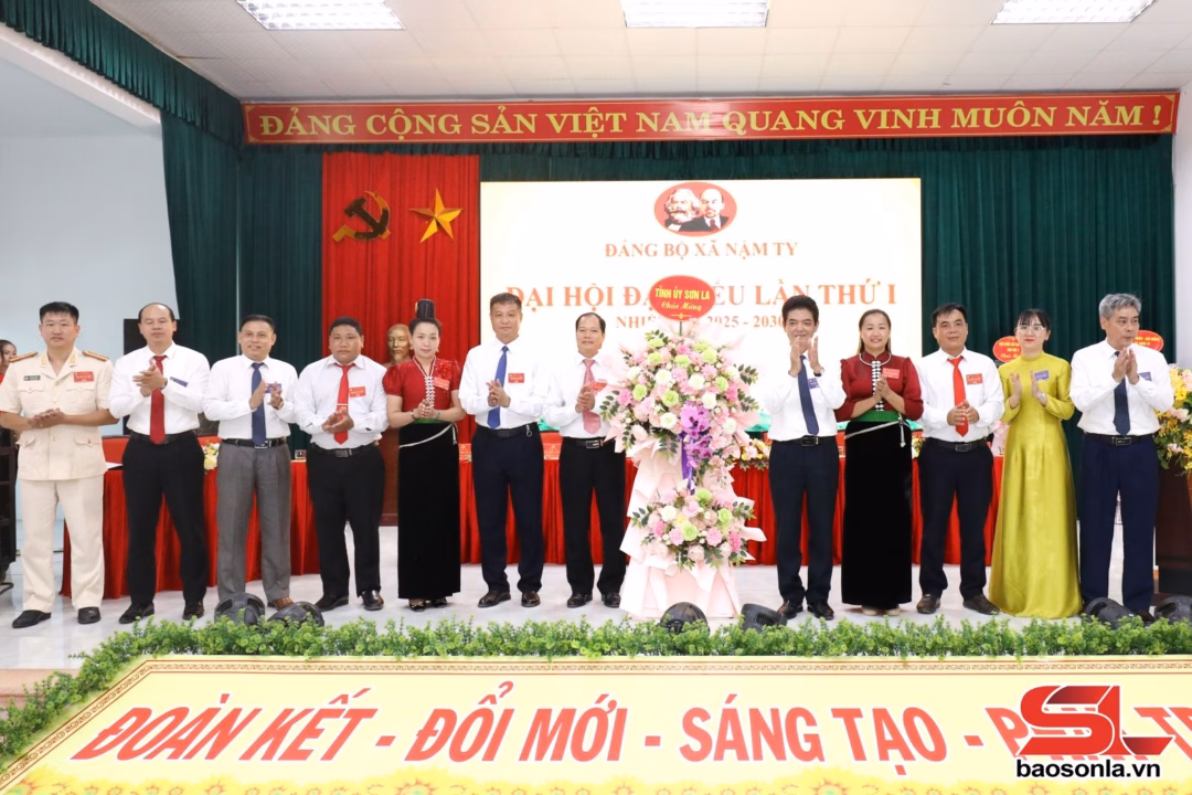 Đồng chí Bùi Minh Tân và Đoàn giám sát số 11 của Ban Thường vụ Tỉnh ủy tặng hoa chúc mừng đại hội.