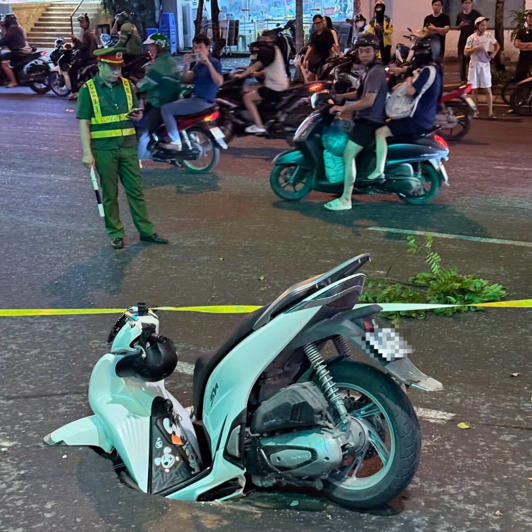 Xe máy Honda SH rơi hố sâu giữa đường Trường Chinh ở Hà Nội Vụ việc không làm ai bị thương (Ảnh: Triệu Xuân Ninh).