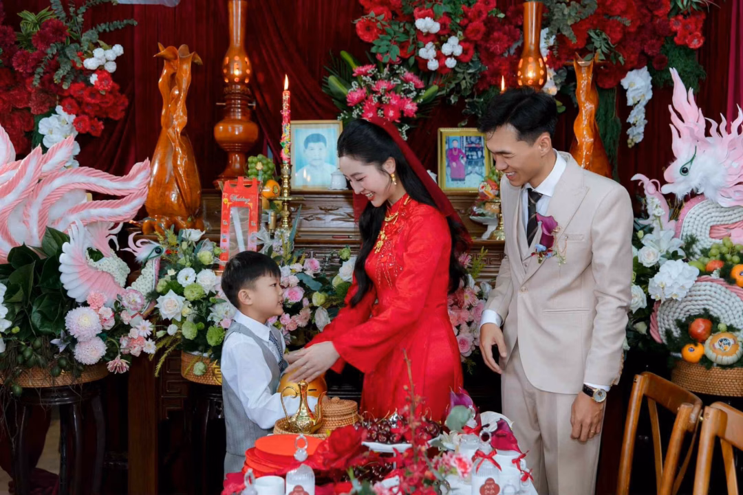 Em trai 8 tuổi tặng quà đặc biệt cho chị gái trong ngày cưới Cô dâu Anh Tha xinh xắn, rạng rỡ trong ngày cưới