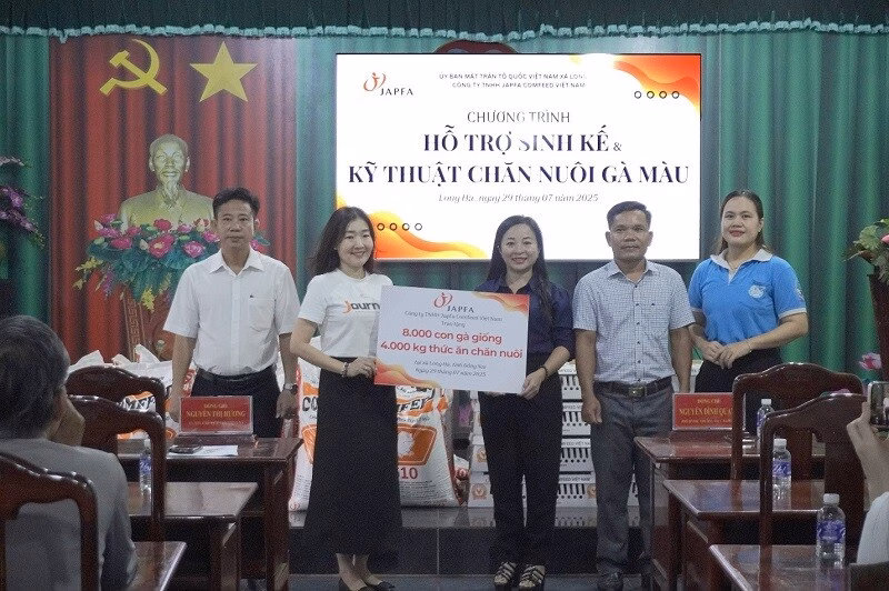 Japfa Việt Nam trao tặng 8.000 con gà giống và 4 tấn thức ăn chăn nuôi cho hộ nông dân khó khăn ở Đồng Nai