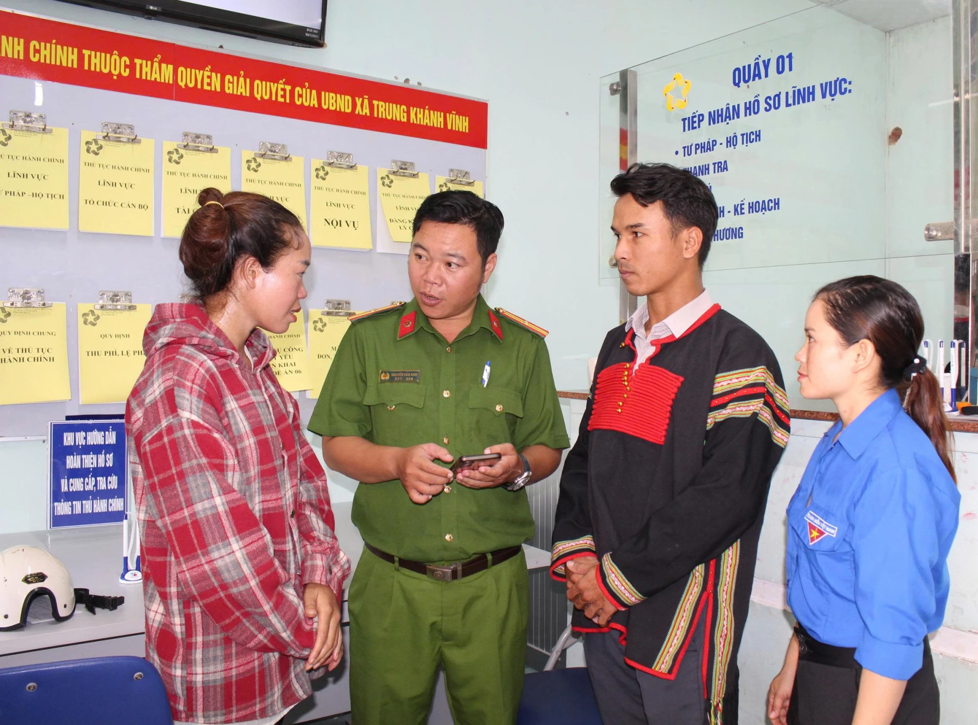 Lãnh đạo xã Trung Khánh làm việc kiểu mới, dân đã hài lòng lại còn giảm tải cho cán bộ Người dân xã Trung Khánh Vĩnh nghe cán bộ công an hướng dẫn thực hiện thủ tục hành chính công.